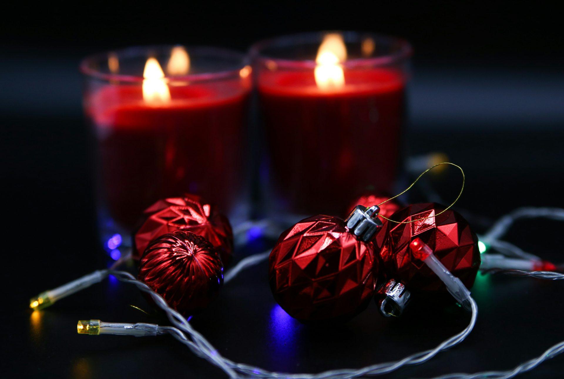 Velas rojas y bolas de decoración rojas