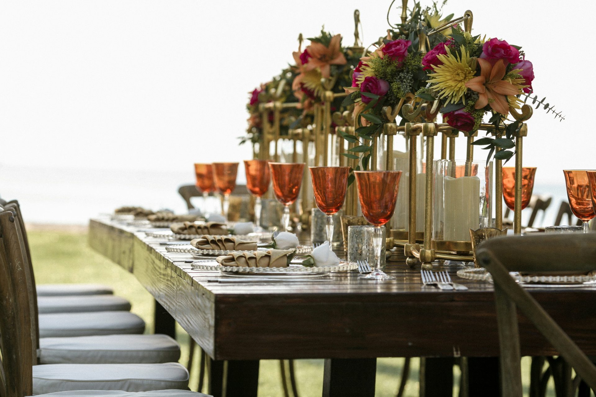 Mesa de un evento con cubertería y flores